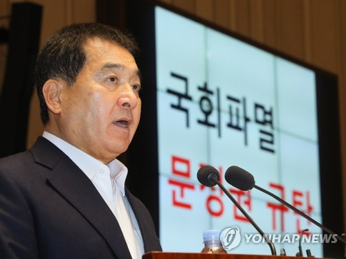 발언하는 심재철(서울=연합뉴스) 진성철 기자 = 자유한국당 심재철 원내대표가 11일 국회에서 열린 의원총회에서 인사말하고 있다. 2019.12.11 zjin@yna.co.kr