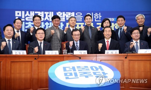 민생경제 활력을 위한 기초단체장 대표자 간담회(서울=연합뉴스) 김인철 기자 = 더불어민주당 이해찬 대표가 11일 국회에서 열린 민생경제 활력을 위한 기초단체장 대표자 간담회에서 참석자들과 기념촬영을 하고 있다. 2019.12.11 yatoya@yna.co.kr