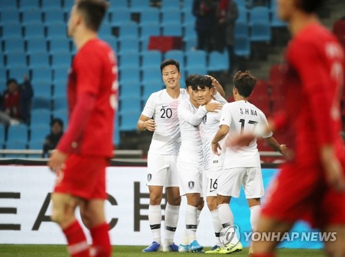 황인범 '좋았어'(부산=연합뉴스) 임화영 기자 = 11일 오후 부산아시아드주경기장에서 열린 2019 동아시안컵 한국과 홍콩의 경기. 선제골을 넣은 황인범이 동료들과 함께 기뻐하고 있다. 2019.12.11 hwayoung7@yna.co.kr