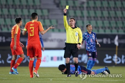 일본전에서 거친 반칙으로 경고를 받고 있는 중국의 메이팡[펜타프레스=연합뉴스 자료사진]