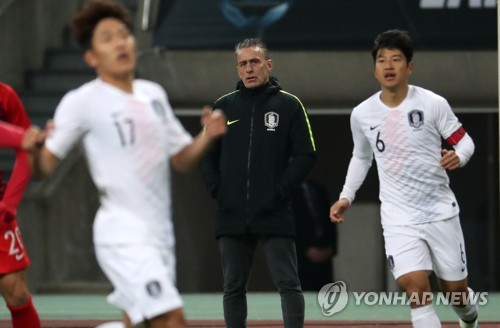 경기 지켜보는 벤투(부산=연합뉴스) 손형주 기자 = 11일 오후 부산아시아드주경기장에서 열린 2019 동아시안컵 한국과 홍콩의 경기. 벤투 감독이 경기를 지켜보고 있다. 2019.12.11 handbrother@yna.co.kr