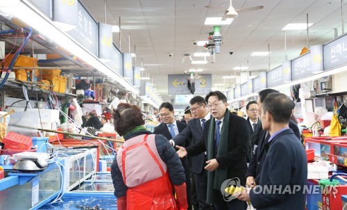 국세청,부산 자갈치 시장서 세정지원 간담회(서울=연합뉴스) 김현준 국세청장이 12일 오전 부산 중구 자갈치시장에 방문해 상인들로부터 애로와 건의사항을 청취하고 있다.   2019.12.12 
    [국세청 제공. 재판매 및 DB 금지] photo@yna.co.kr
