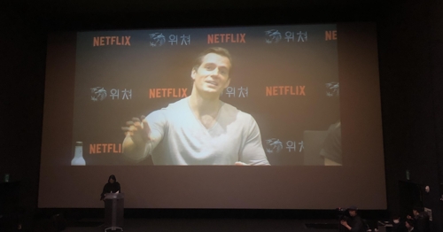'위쳐' 라이브 콘퍼런스(서울=연합뉴스) 이도연 기자 = 배우 헨리 카빌이 13일 서울 용산구의 한 영화관에서 진행된 라이브 콘퍼런스에서 발언하고 있다. 2019. 12. 13.