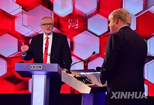 양자 TV 토론에서 맞붙은 코빈(왼쪽) 노동당 대표와 존슨 총리 [신화=연합뉴스]