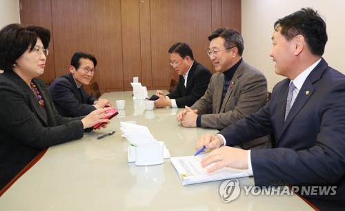 선거법 논의 나선 여야 4+1 협의체(서울=연합뉴스) 안정원 기자 = 민주평화당 박주현 의원(왼쪽부터), 정의당 윤소하 원내대표, 대안신당 유성엽 창당준비위원장, 더불어민주당 윤호중 사무총장, 바른미래당 김관영 최고의원이 지난 12일 오후 서울 여의도 의원회관에서 여야 4+1 선거협의체 회동을 하고 있다. jeong@yna.co.kr