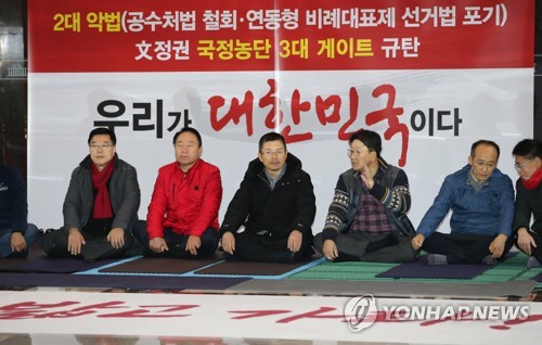 의원들과 이야기하는 황교안(서울=연합뉴스) 하사헌 기자 = 자유한국당 황교안 대표가 13일 오전 서울 여의도 국회 로텐더홀에서 무기한 농성을 계속하며 의원들과 이야기하고 있다. 2019.12.13 toadboy@yna.co.kr