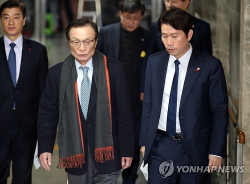 의원총회장 향하는 이해찬과 이인영(서울=연합뉴스) 김인철 기자 = 더불어민주당 이해찬 대표와 이인영 원내대표가 13일 오전 국회에서 열린 의원총회에 참석하기 위해 회의장으로 향하고 있다. 2019.12.13 yatoya@yna.co.kr