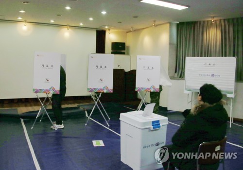 주민소환 사전투표하는 포항시민(포항=연합뉴스) 손대성 기자 = 13일 경북 포항시 남구 오천도서관에 마련된 포항시의원 주민소환 사전투표소에서 주민이 투표를 하고 있다. 2019.12.13 sds123@yna.co.kr