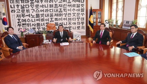 여야3당 원내대표 회동(서울=연합뉴스) 하사헌 기자 = 문희상 국회의장과 교섭단체 여야3당 원내대표가 13일 오전 서울 여의도 국회의장실에서 원내대표 회동을 하고 있다. 
    왼쪽부터 더불어민주당 이인영 원내대표, 문 의장, 자유한국당 심재철 원내대표, 바른미래당 오신환 원내대표. 2019.12.13 toadboy@yna.co.kr