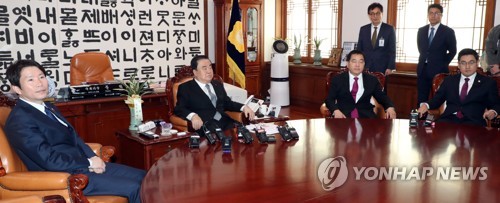 회동 참석한 여야3당 원내대표(서울=연합뉴스) 하사헌 기자 = 문희상 국회의장과 교섭단체 여야3당 원내대표가 13일 오전 서울 여의도 국회의장실에서 원내대표 회동을 하고 있다. 
    왼쪽부터 더불어민주당 이인영 원내대표, 문 의장, 자유한국당 심재철 원내대표, 바른미래당 오신환 원내대표. toadboy@yna.co.kr