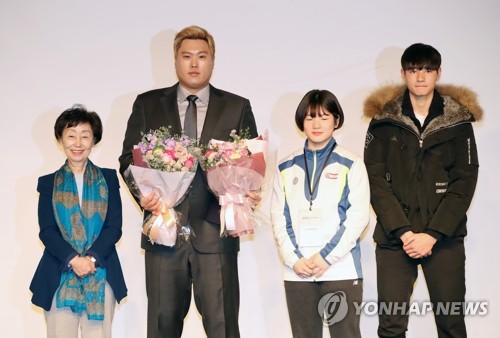 류현진, 스포츠 인권 홍보대사 위촉(서울=연합뉴스) 홍해인 기자 = LA 다저스 투수 류현진(왼쪽 두 번째)이 13일 오전 서울 송파구 방이동 올림픽파크텔에서 열린 '스포츠 인권 선서의 날 행사'에서 스포츠 인권 홍보대사에 위촉돼 기념촬영을 하고 있다. 2019.12.13 hihong@yna.co.kr