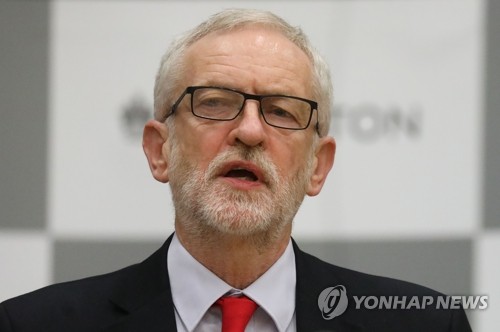 英 노동당 대표 총선 참패에 사의 표명(런던 AFP=연합뉴스) 영국 제1야당 노동당의 제러미 코빈 대표가 13일(현지시간) 총선 개표 결과 자신의 지역구인 런던 이즐링턴에서 당선이 확정된 후 연설하고 있다. 영국 총선에서 보수당이 압승할 것이라는 예측이 나온 가운데 코빈 대표는 이날 기자들에게 "향후 있을 총선에서 당을 이끌지 않을 것"이라고 밝혔다. leekm@yna.co.kr