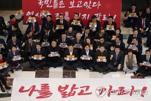 구호 외치는 한국당(서울=연합뉴스) 안정원 기자 = 자유한국당 황교안 대표 의원들이  13일 오후 국회 본청 입구 로텐더홀에서 문희상 국회의장의 아들 문석균 더불어민주당 경기 의정부갑 지역위원회 상임 부위원장의 지역구 세습논란 및 선거법·공수처법 통과 반대 구호를 외치고 있다. 2019.12.13 jeong@yna.co.kr