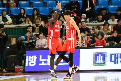 동료 자니 워니와 하이파이브 하는 최준용[KBL 제공]