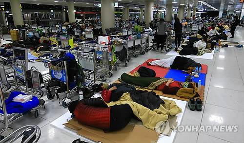 2016년 1월 25일 폭설대란 당시 제주공항 대합실 풍경[연합뉴스 자료사진]