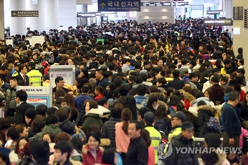 2016년 1월 25일 폭설 후 항공기 운항 재개돼 붐비는 제주공항[연합뉴스 자료사진]