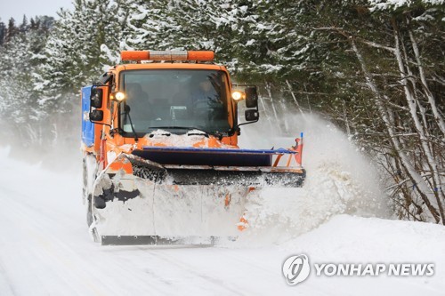 2018년 2월 제1산록도로 제설 작업[연합뉴스 자료사진]