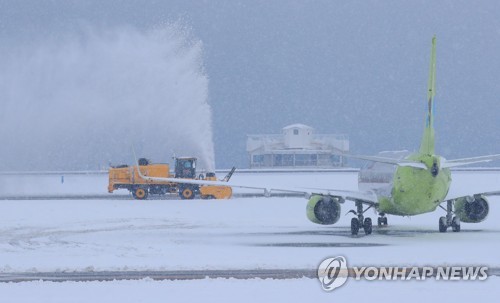 2018년 2월 8일 제주공항 제설작업[연합뉴스 자료사진]