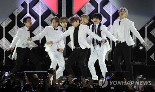 미국 '징글볼' 축제에서 공연하는 BTS(잉글우드 AP=연합뉴스) 그룹 방탄소년단(BTS)이 6일(현지시간) 미국 캘리포니아 주 잉글우드 더 포럼에서 열린 미 현지 라디오 키스 에프엠(KIIS FM)의 음악 축제 '징글볼' 오프닝 무대에 올라 공연하고 있다. jsmoon@yna.co.kr