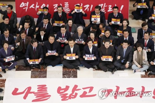 구호 외치는 한국당(서울=연합뉴스) 안정원 기자 = 자유한국당 황교안 대표와 의원들이  13일 오후 국회 본청 입구 로텐더홀에서 문희상 국회의장의 아들 문석균 더불어민주당 경기 의정부갑 지역위원회 상임 부위원장의 지역구 세습논란 및  선거법·공수처법 통과 반대 구호를 외치고 있다. 2019.12.13 jeong@yna.co.kr