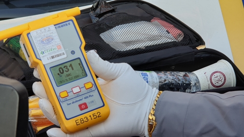 '면허정지 100일입니다'(서울=연합뉴스) 김주환 기자 = 16일 오후 서울 동대문구 용두동 인근에서 음주운전 단속 중인 경찰관이 혈중 알코올 농도 0.031%가 나온 음주측정기를 들고 있다. 2019.12.16 jujuk@yna.co.kr