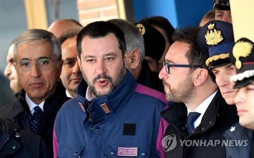 이탈리아 극우정당 동맹을 이끌고 있는 마테오 살비니(중간) 당수[EPA=연합뉴스 자료사진]