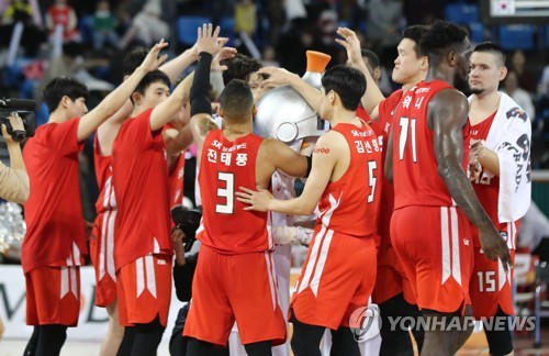 SK, KGC에 76 대 71 승리(서울=연합뉴스) 김도훈 기자 = 15일 잠실학생체육관에서 열린 2019-2020 현대모비스 KBL 프로농구 서울 SK 나이츠와 안양 KGC 인삼공사의 경기에서 76 대 71로 승리를 거둔 SK 선수들이 하이파이브를 하고 있다. 2019.12.15 superdoo82@yna.co.kr