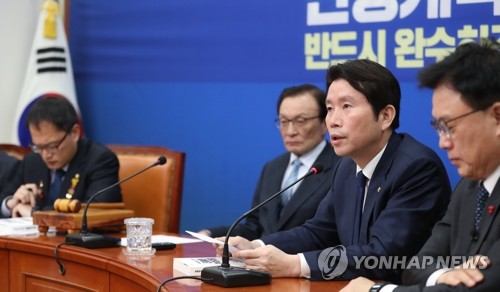 발언하는 민주당 이인영 원내대표(서울=연합뉴스) 안정원 기자 = 더불어민주당 이인영 원내대표(오른쪽 두 번째)가 16일 오전 서울 여의도 국회에서 열린 최고위원회의에서 발언하고 있다. jeong@yna.co.kr