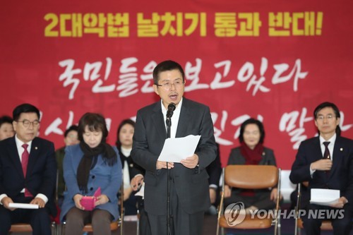 발언하는 황교안 대표(서울=연합뉴스) 신준희 기자 = 자유한국당 황교안 대표가 16일 국회 로텐더홀에서 열린 최고위원회의에서 발언을 하고 있다.  hama@yna.co.kr