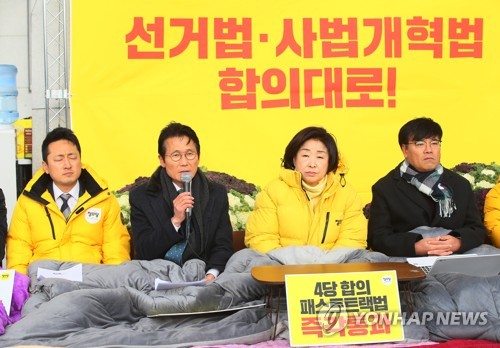 발언하는 윤소하 원내대표(서울=연합뉴스) 진성철 기자 = 정의당 윤소하 원내대표가 16일 국회 본청 앞 농성장에서 열린 상무위원회에서 발언하고 있다. 왼쪽부터 임한솔 부대표, 윤소하 원내, 심상정 대표, 김종민 부대표. zjin@yna.co.kr