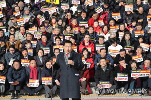 발언하는 한국당 심재철 원내대표(서울=연합뉴스) 하사헌 기자 = 자유한국당 심재철 원내대표가 16일 오전 서울 여의도 국회 본청 앞 계단에서 열린 공수처법 선거법 날치기 저지 규탄대회'에서 발언하고 있다. toadboy@yna.co.kr