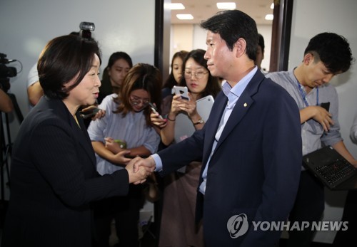 인사하는 이인영과 심상정더불어민주당 이인영 원내대표(오른쪽)과 정의당 심상정 대표(왼쪽)가 악수하는 모습[연합뉴스 자료사진]