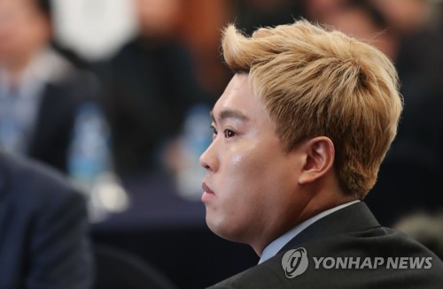 다가오는 류현진의 시간류현진이 12월 13일 오전 서울 송파구 방이동 올림픽파크텔에서 열린 '스포츠인권 선서의 날 행사'에서 최영애 국가인권위원장의 인사말을 경청하고 있다. [연합뉴스 자료사진]