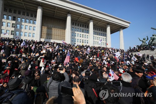 국회에서 '선거법·공수처법 반대' 외치는 보수단체(서울=연합뉴스) 진성철 기자 = 자유한국당의 '패스트트랙 법안 날치기 상정 저지 규탄대회'에 참가한 보수단체 회원들이 지난 16일 국회 본청 앞에서 '선거법과 공수처법'에 반대집회를 하고 있다. zjin@yna.co.kr