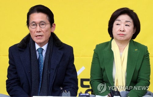 의총 발언하는 윤소하(서울=연합뉴스) 진성철 기자 = 정의당 윤소하 원내대표가 17일 국회 본관 앞 농성장에서 열린 의원총회에서 발언하고 있다. 오른쪽은 심상정 대표. zjin@yna.co.kr