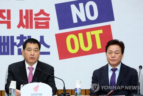 원내회의 발언하는 심재철(서울=연합뉴스) 진성철 기자 = 자유한국당 심재철 원내대표가 17일 국회에서 열린 원내대책회의에서 발언하고 있다. 오른쪽은 박완수 사무총장. zjin@yna.co.kr