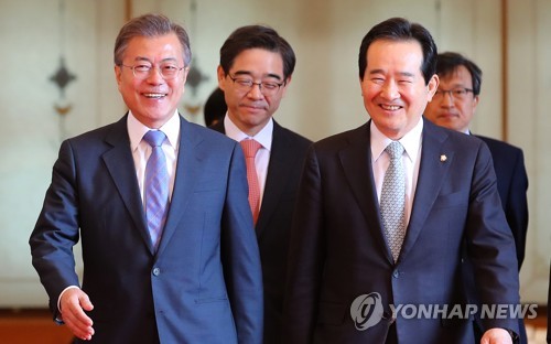 문 대통령, 차기 총리에 정세균 의원 지명(서울=연합뉴스) 문재인 대통령은 17일 오후 청와대 춘추관 대브리핑룸에서 차기 총리에 더불어민주당 정세균 의원을 지명했다. 사진은 지난 2018 5월 3일 문재인 대통령이 청와대에서 열린 헌법 기관장 초청 오찬에서 정세균 국회의장 등 참석자들과 오찬장으로 이동하고 있는 모습. 2019.12.17 [연합뉴스 자료사진] photo@yna.co.kr