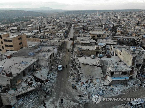 이달 7일 러시아군과 시리아군으로 추정되는 공습으로 파괴된 시리아 북서부 이들립주(州) 바라 지역의 거리    [AFP=연합뉴스]