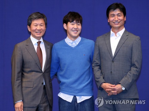 U-20 월드컵 준우승 격려금 전달식정몽규 대한축구협회 회장(왼쪽)이 7월 1일 서울 중구 웨스틴조선호텔에서 열린 FIFA U-20 월드컵 준우승 기념 격려금 전달식에서 정정용 감독(오른쪽), 이강인과 기념촬영을 하고 있다. [연합뉴스 자료사진]