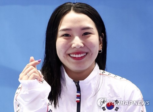 김수지 '깜찍 하트'7월 20일 광주 광산구 남부대학교 시립국제수영장에서 여자 다이빙 1ｍ 스프링보드에서 동메달을 획득한 김수지가 인터뷰에 앞서 포즈를 취하고 있다. [연합뉴스 자료사진]