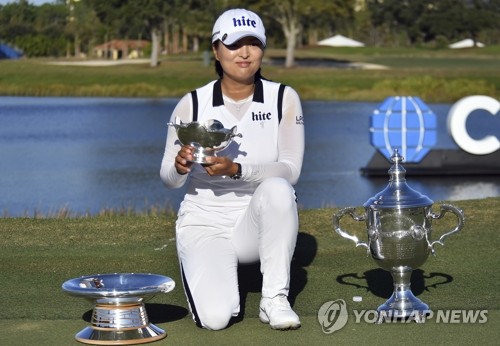 트로피와 포즈 취하는 LPGA 고진영고진영이 11월 24일(현지시간) 미국 플로리다주 네이플스의 티뷰론 골프클럽에서 열린 미국여자프로골프(LPGA) CME 그룹 투어 챔피언십에서 11언더파 277타로 공동 11위에 오른 뒤 이번 시즌 받은 모든 트로피와 함께 18번 홀에서 포즈를 취하고 있다. [연합뉴스 자료사진]