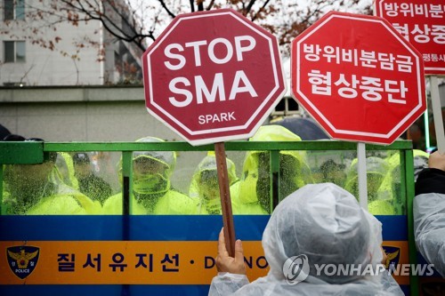 평통사 "방위비 분담금 협상중단 촉구"(서울=연합뉴스) 임화영 기자 = 평화와통일을여는사람들(평통사) 회원이 지난 17일 오전 서울 동대문구 한국국방연구원 앞에서 열린 ‘미국의 방위비 분담금 인상 요구 규탄 집회'에서 손팻말을 들고 있다. hwayoung7@yna.co.kr