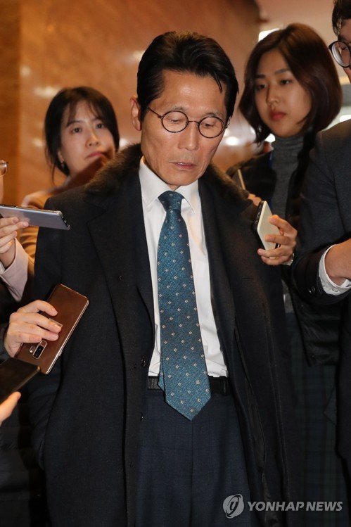 기자 질문 받는 윤소하(서울=연합뉴스) 하사헌 기자 = 정의당 윤소하 원내대표가 17일 밤 국회에서 여야 4+1 원내대표급 회동이 열리기에 앞서 더불어민주당 이인영 원내대표실을 방문한 후 기자들의 질문을 받고 있다. 2019.12.17 toadboy@yna.co.kr