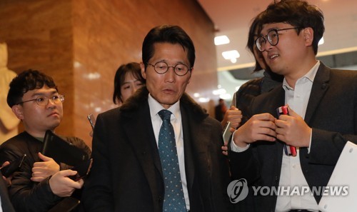 기자 질문 받는 윤소하(서울=연합뉴스) 하사헌 기자 = 정의당 윤소하 원내대표가 지난 17일 밤 국회에서 여야 4+1 원내대표급 회동이 열리기에 앞서 더불어민주당 이인영 원내대표실을 방문하고 나와 기자들의 질문을 받고 있다. toadboy@yna.co.kr