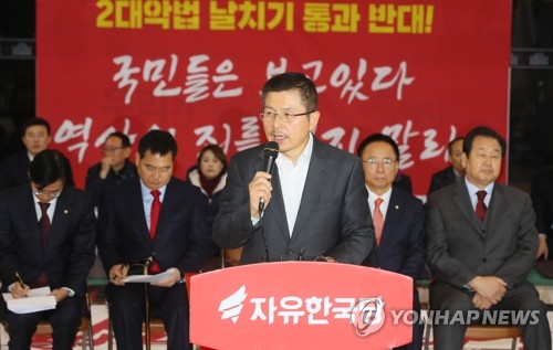 최고·중진 회의 발언하는 황교안(서울=연합뉴스) 진성철 기자 = 자유한국당 황교안 대표가 18일 국회 로텐더홀에서 열린 당 대표 주재 최고위원·중진의원 연석회의에서 발언하고 있다. zjin@yna.co.kr