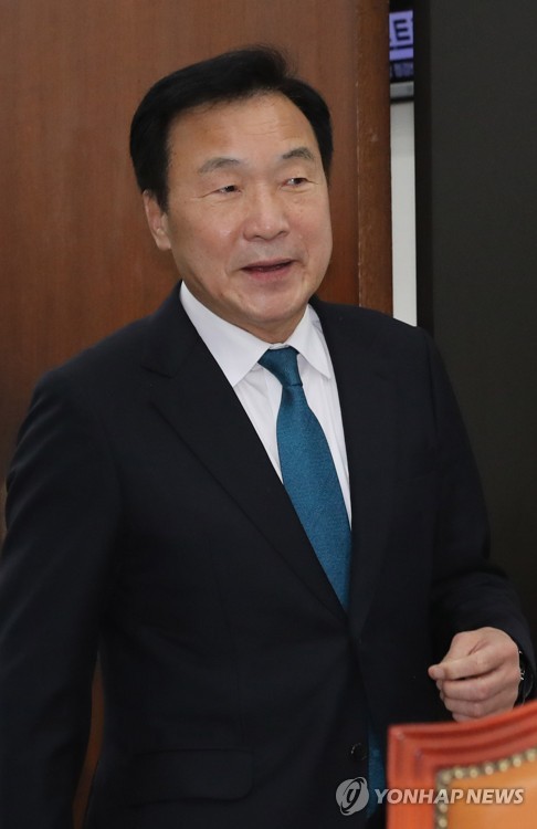 최고위원회의 참석하는 손학규 대표(서울=연합뉴스) 하사헌 기자 = 바른미래당 손학규 대표가 18일 오전 서울 여의도 국회에서 열린 최고위원회의 및 중진의원 연석회의에 참석하고 있다. 2019.12.18 toadboy@yna.co.kr