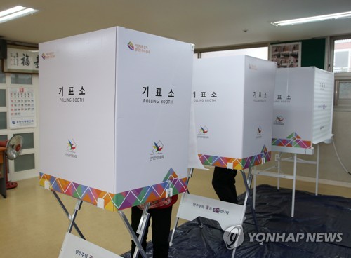 포항시의원 주민소환 투표하는 시민(포항=연합뉴스) 손대성 기자 = 18일 경북 포항시 남구 오천읍 부영사랑으로2차아파트 경로당에 마련된 포항시의원 주민소환 투표소에서 시민이 기표소에 들어가 기표하고 있다. 2019.12.18 sds123@yna.co.kr