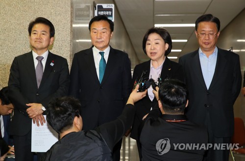 선거법 합의 답하는 심상정(서울=연합뉴스) 진성철 기자 = 민주당과의 선거법 협상을 앞두고 '연동형캡 수용·석패율제 도입'의 단일안을 마련한 민주평화당 정동영(왼쪽부터), 바른미래당 손학규, 정의당 심상정, 대안신당 유성엽 대표가 18일 국회에서 합의 결과에 관해 설명하고 있다. 2019.12.18 zjin@yna.co.kr