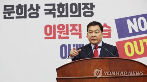 발언하는 한국당 심재철 원내대표(서울=연합뉴스) 안정원 기자 = 자유한국당 심재철 원내대표가 18일 오후 서울 여의도 국회에서 열린 의원총회에서 발언하고 있다. 2019.12.18 jeong@yna.co.kr