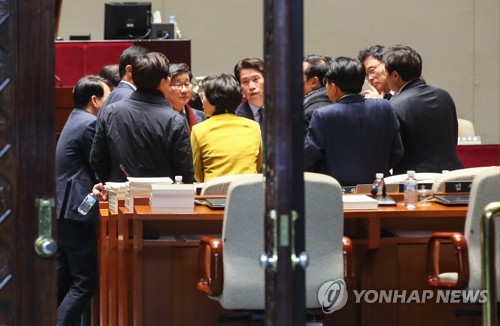 계속되는 선거법 협상 논의(서울=연합뉴스) 진성철 기자 = 더불어민주당 이인영 원내대표와 의원들이 18일 국회에서 열린 비공개 의원총회이 끝난 뒤 회의장에 남아 논의하고 있다. 2019.12.18 zjin@yna.co.kr